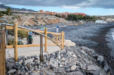 La Caletta 'nın siyah volkanik plajı. Atlantik Okyanusu 'nun sörfü ve adanın kayalık kıyıları. Tenerife, Kanarya Adaları, İspanya