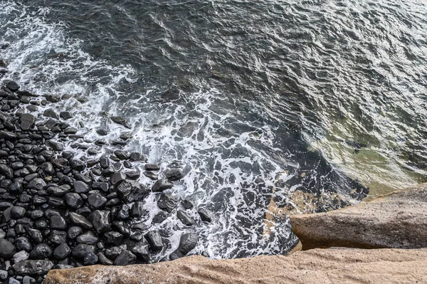 Atlantik Okyanusu 'nun sörfü ve adanın kayalık kıyıları. Tenerife, Kanarya Adaları, İspanya — Stok fotoğraf