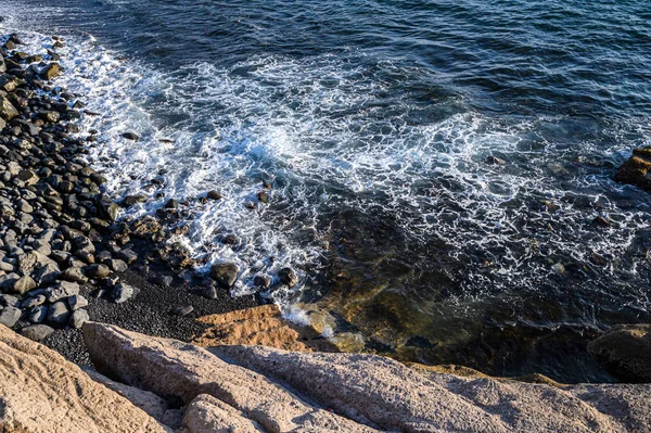 大西洋的海浪和岛屿的岩石海岸。Tenerife，加那利群岛，西班牙 — 图库照片