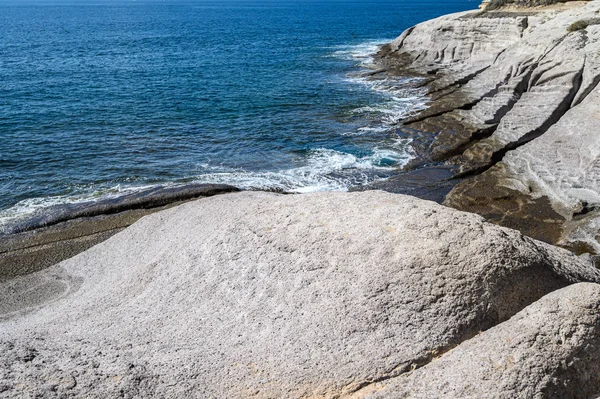 Wybrzeże kamienia wulkanicznego miasta Costa Adeje, Ocean Atlantycki. Teneryfa, Wyspy Kanaryjskie, Hiszpania — Zdjęcie stockowe