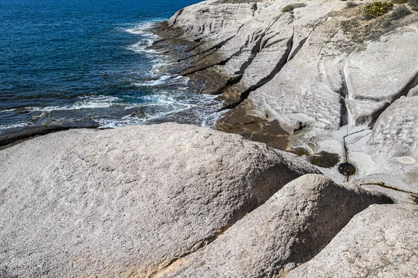Wybrzeże kamienia wulkanicznego miasta Costa Adeje, Ocean Atlantycki. Teneryfa, Wyspy Kanaryjskie, Hiszpania — Zdjęcie stockowe
