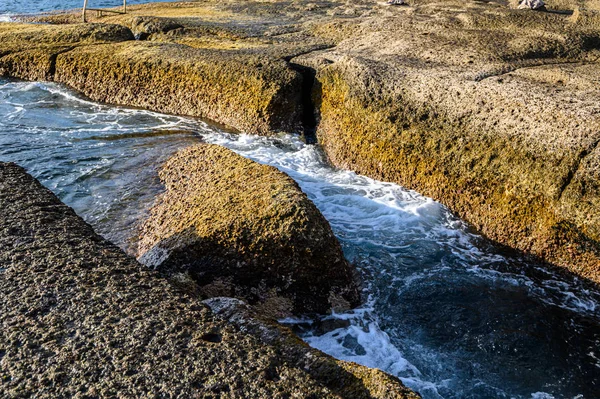 大西洋的海浪和岛屿的岩石海岸。Tenerife，加那利群岛，西班牙 — 图库照片