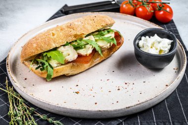 Taze peynirli sandviç, armut reçeli, ricotta ve roka. Gri arka plan. Üst görünüm