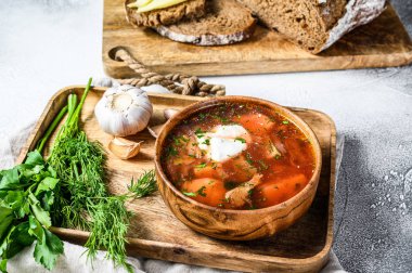 Rus spesiyali Borsch çorbası, pancar ve ekşi krema. Gri arka plan. Üst görünüm