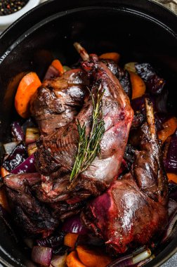 Beyaz şarap soslu sebzeli yaban tavşanı, Stewpot. Organik et. Yemek pişirme güveci. Üst görünüm