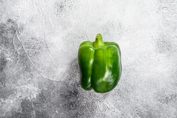 Grön paprika. Grå bakgrund. Högst upp. Plats för text. — Stockfoto