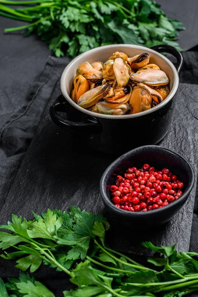 Carne de mejillón cruda en una tabla de cortar con perejil. Mariscos saludables. Fondo oscuro — Foto de Stock