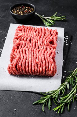 Çiğ mermer biftek. Siyah arka plan. Üst görünüm