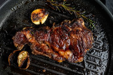 Izgara tepsisinde biftek. Biftek. Siyah arkaplan