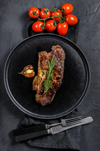 Hovězí pás pečeně steak na černém pozadí. Marble premium beef — Stock fotografie