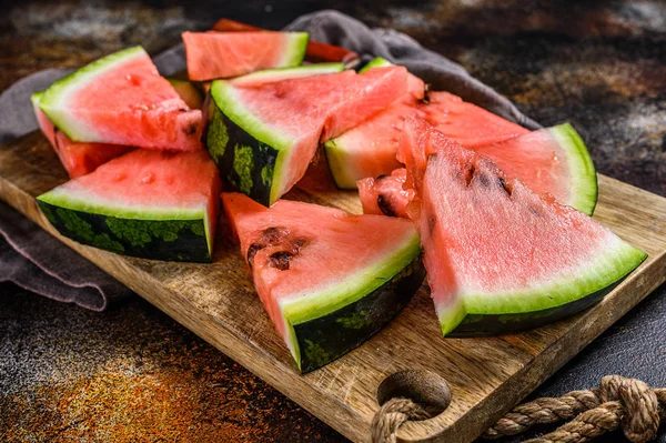 Snijwonden van rijpe watermeloen op een houten snijplank. Selectieve focus — Stockfoto