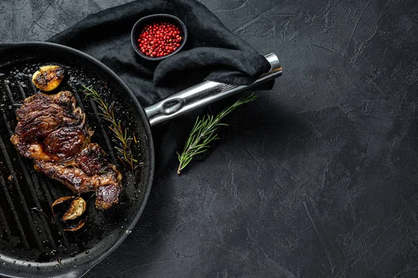 Steak de bœuf marbré sur une poêle à griller. Viande grillée. Viande de ferme biologique. Fond noir — Photo