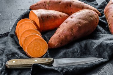 Çiğ patates, organik yarasalar. Çiftlik yemeği. Siyah arkaplan