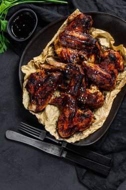 Barbekü tavuk kanadı. Çiftlik organik kümes hayvanları. Üst Manzara. Siyah arkaplan