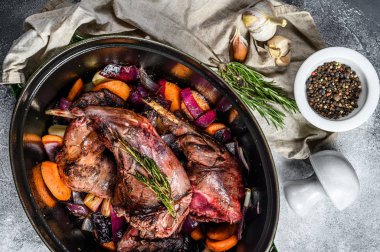 Beyaz şarap soslu sebzeli tavşan, Stewpot. Organik çiftlik eti. Yemek pişirme güveci. Üst görünüm