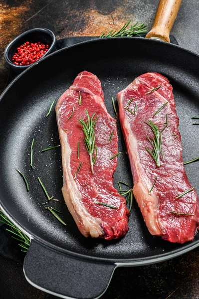 Bife cru de rampa, carne fresca, carne marmórea. Fundo escuro. Depósito plano — Fotografia de Stock