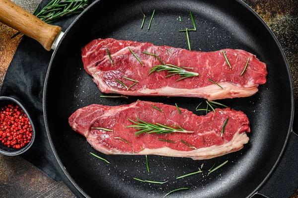 Friss hús, márványhús, nyers New York-i sztriptíz steak. Sötét háttér. Lapos fektetés — Stock Fotó