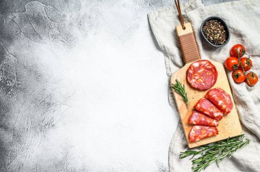 Dilimlenmiş sucuklu salam. İspanyol geleneksel sucuk sosisi. Gri arka plan. Üst Manzara. Metin için boşluk