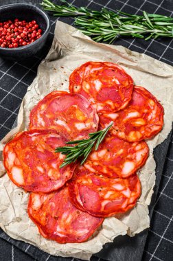 Geleneksel salamlı sucuk. Siyah arka plan. Üst görünüm