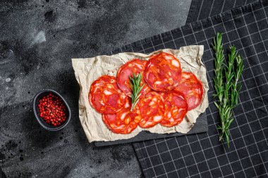 Dilimlenmiş sucuklu salam. İspanyol geleneksel sucuk sosisi. Siyah arka plan. Üst görünüm