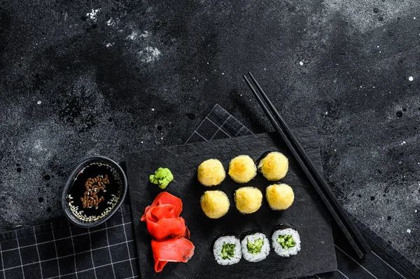 Différents types de sushis servis sur pierre noire. Fond noir. Vue de dessus. Espace pour le texte — Photo