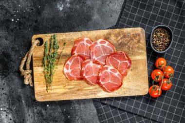 Çiğ tütsülenmiş et Jamon Lomo. Siyah arka plan. Üst görünüm
