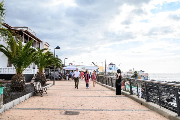 La Caleta balıkçı köyünün okyanus kıyısında gezinti, restoranlar, turistler. 08.01.2020 Tenerife, Kanarya Adaları