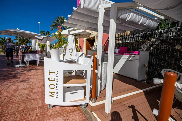 Restaurant thématique décoré avec des détails blancs sur la plage de Costa Adeje. 08.01.2020 Tenerife, Îles Canaries — Photo