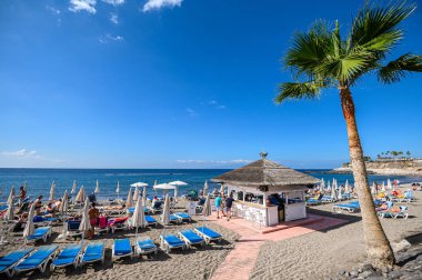 Costa Adeje 'nin siyah volkanik plajındaki plaj barı. 08.01.2020 Tenerife, Kanarya Adaları