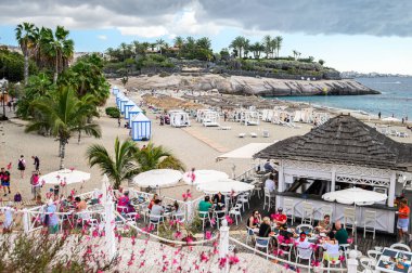 Adeje kıyısındaki Playa del Duque plajı. 08.01.2020 Tenerife, Kanarya Adaları