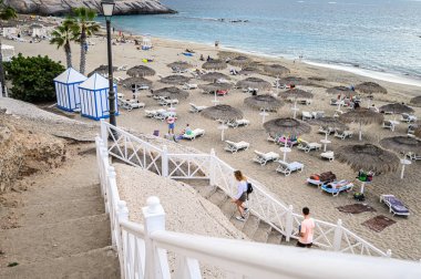 Adeje kıyısındaki Playa del Duque plajı. 08.01.2020 Tenerife, Kanarya Adaları