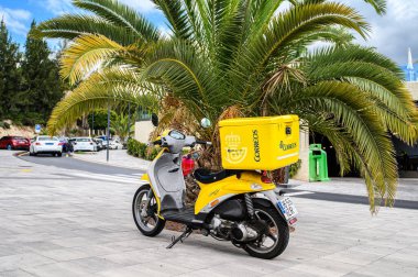 Paket ve mektup teslimatı için sarı posta motosikleti. 08.01.2020 Tenerife, Kanarya Adaları