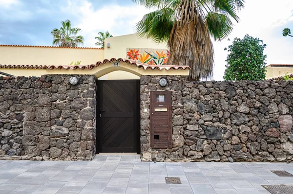 Clôture en pierre et porte sur la cour de la Villa, le village de pêcheurs de LA Caleta. 08.01.2020 Tenerife, Îles Canaries — Photo