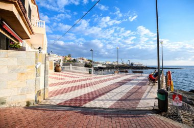 La Caleta balıkçı köyünün okyanus kıyısında gezinti, restoranlar, turistler. 08.01.2020 Tenerife, Kanarya Adaları