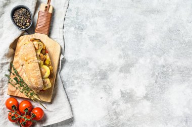 Köfteli, peynirli ve domates soslu ciabatta sandviçi. Gri arka plan. Üst Manzara. Boşluğu kopyala