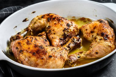 Kızarmış tavuk butları, baharatlı bacaklar. Siyah arka plan. Üst görünüm