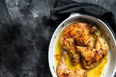 Kalçalı tavuk budu, baharatlar. Siyah arka plan. Üst Manzara. Boşluğu kopyala