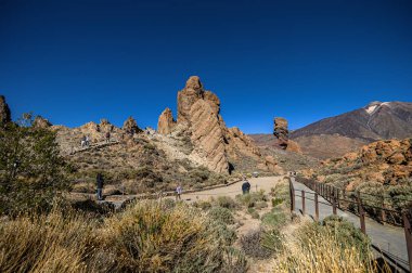 Ulusal Park 'ta kaya oluşumları ve Teide Dağı. Tenerife, Kanarya Adaları