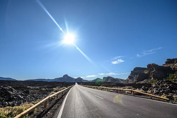 Otevřená cesta k vulkánu Teide. Válcování horské silnice v krásné krajině. Tenerife, Kanárské ostrovy — Stock fotografie