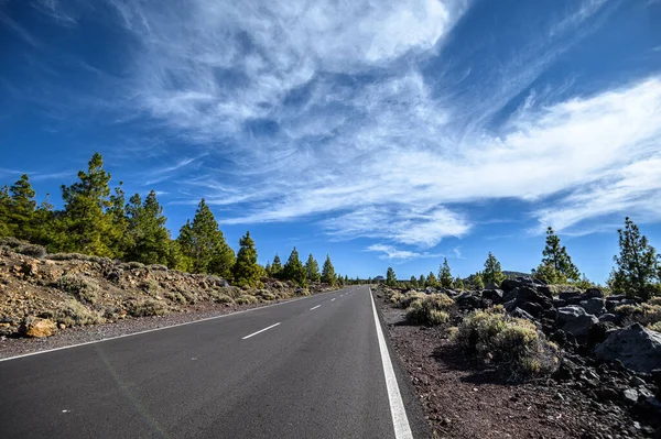 Otevřená cesta k vulkánu Teide. Válcování horské silnice v krásné krajině. Tenerife, Kanárské ostrovy — Stock fotografie