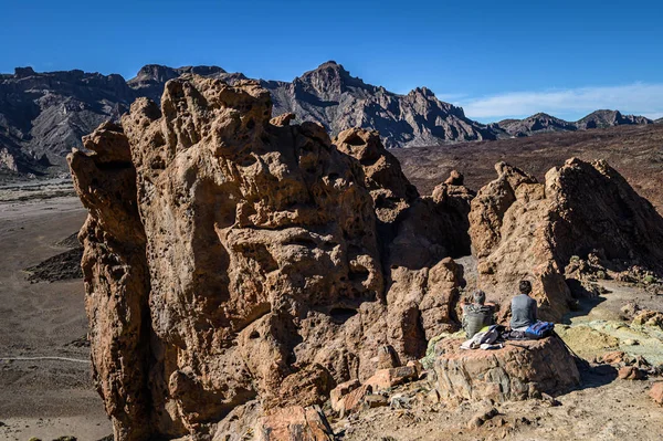 Vista del volcán de montaña de formación rocosa único Roques de Garcia, Parque Nacional del Teide. Tenerife, Islas Canarias . — Foto de Stock