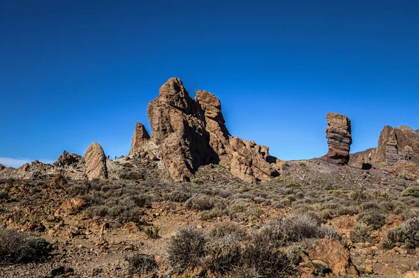 Formaciones rocosas y Monte Teide en el Parque Nacional. Tenerife, Islas Canarias — Foto de Stock