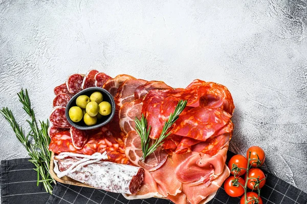 Bandeja de carne curada de tapas espanholas tradicionais. Chorizo, jamon serrano, lomo e fuet. Fundo cinzento. Vista superior. Espaço de cópia — Fotografia de Stock