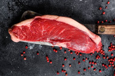 Çiğ mermer biftek. Siyah Angus eti. Siyah arka plan. Üst görünüm