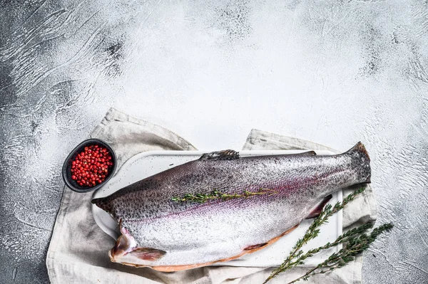 Frischen, mit Salz und Thymian marinierten Fisch aus der Regenbogenforelle. grauer Hintergrund. Ansicht von oben. Kopierraum — Stockfoto