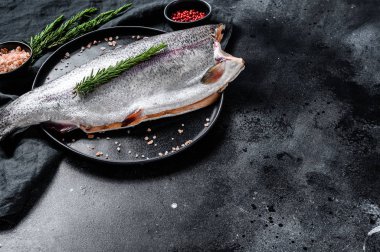 Taze alabalık, tuzlu ve biberiyeli. Siyah arka plan. Üst Manzara. Boşluğu kopyala