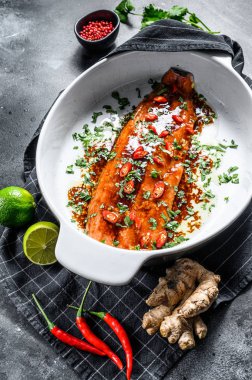 Teriyaki usulü alabalık pişiriyorum. Siyah arka plan. Üst görünüm