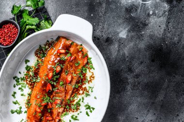 Somon filetosu teriyaki pişiriyorum. Siyah arka plan. Üst Manzara. Boşluğu kopyala