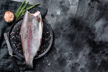 Taze alabalık, tuzlu ve biberiyeli. Siyah arka plan. Üst Manzara. Boşluğu kopyala