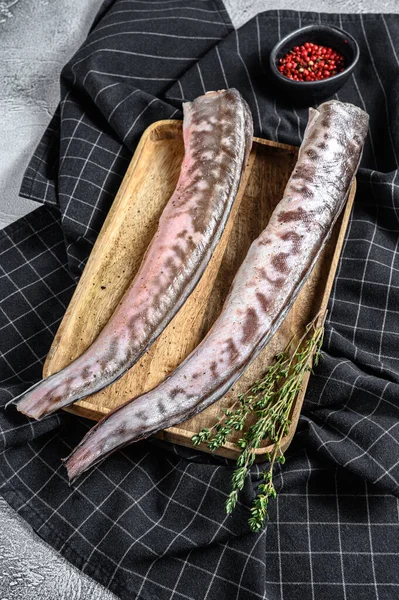 Сира морська вугорна риба з кулінарними інгредієнтами. сірий фон. Вид зверху — стокове фото